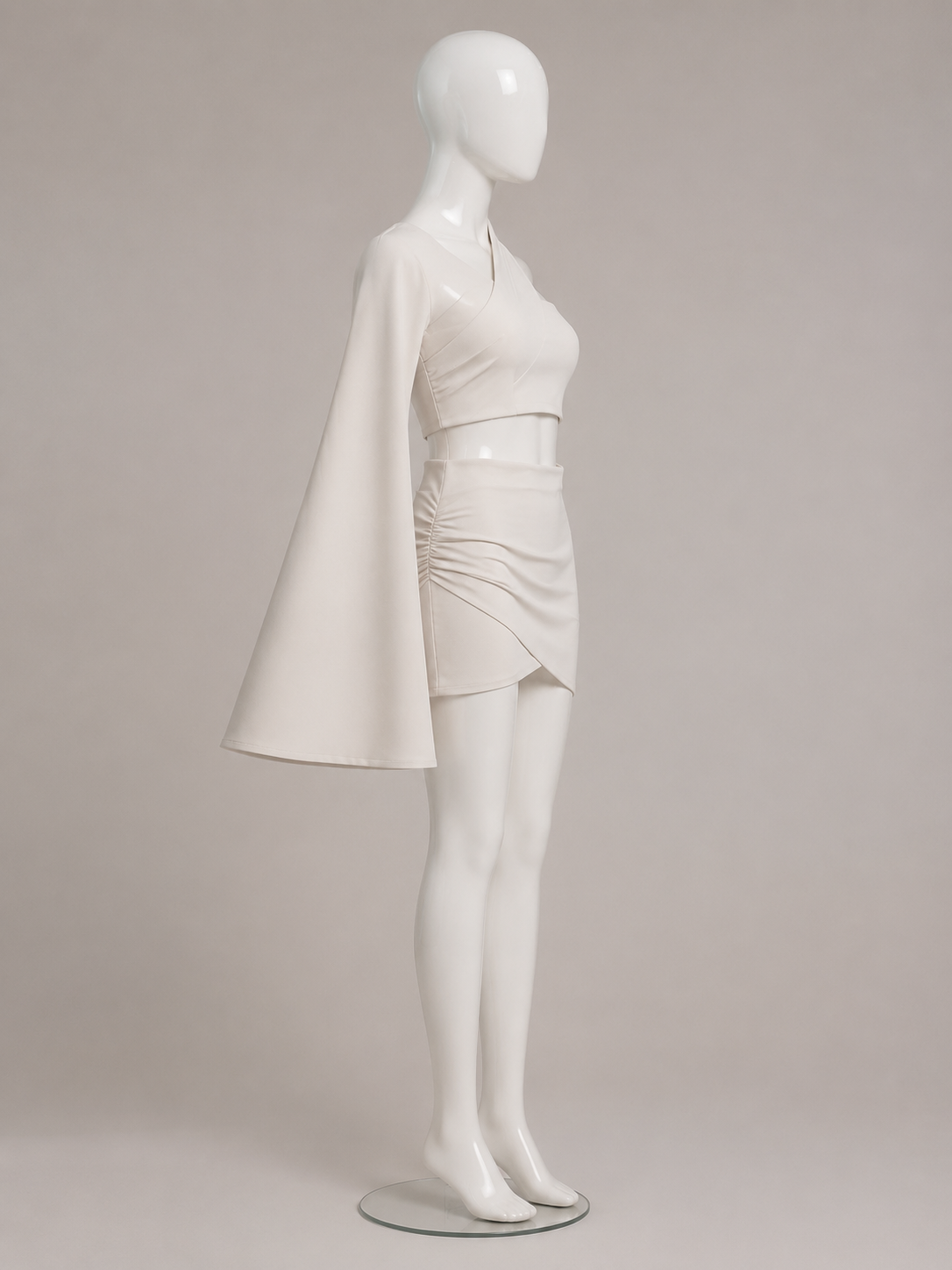 Conjunto Off-White Assimétrico com Manga Flare