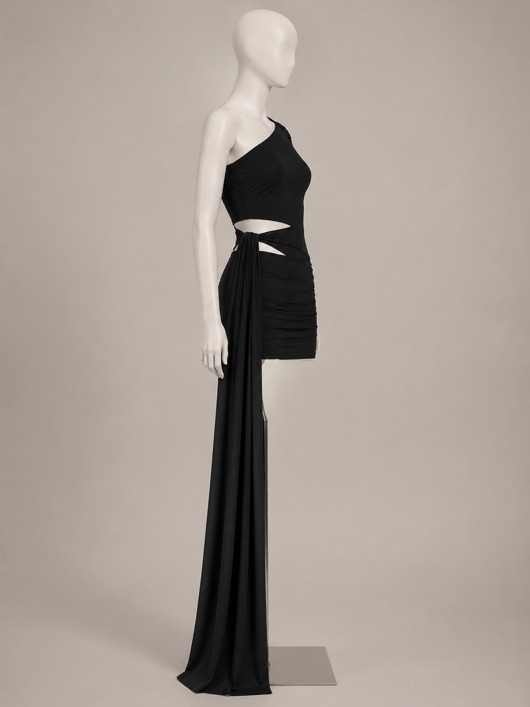 Vestido Curto Preto Assimétrico com Faixa Longa