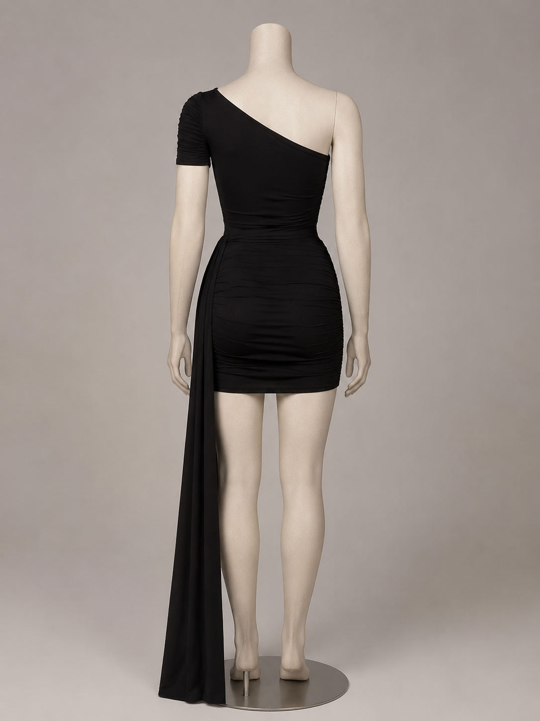 Vestido Curto Preto Assimétrico com Faixa Longa