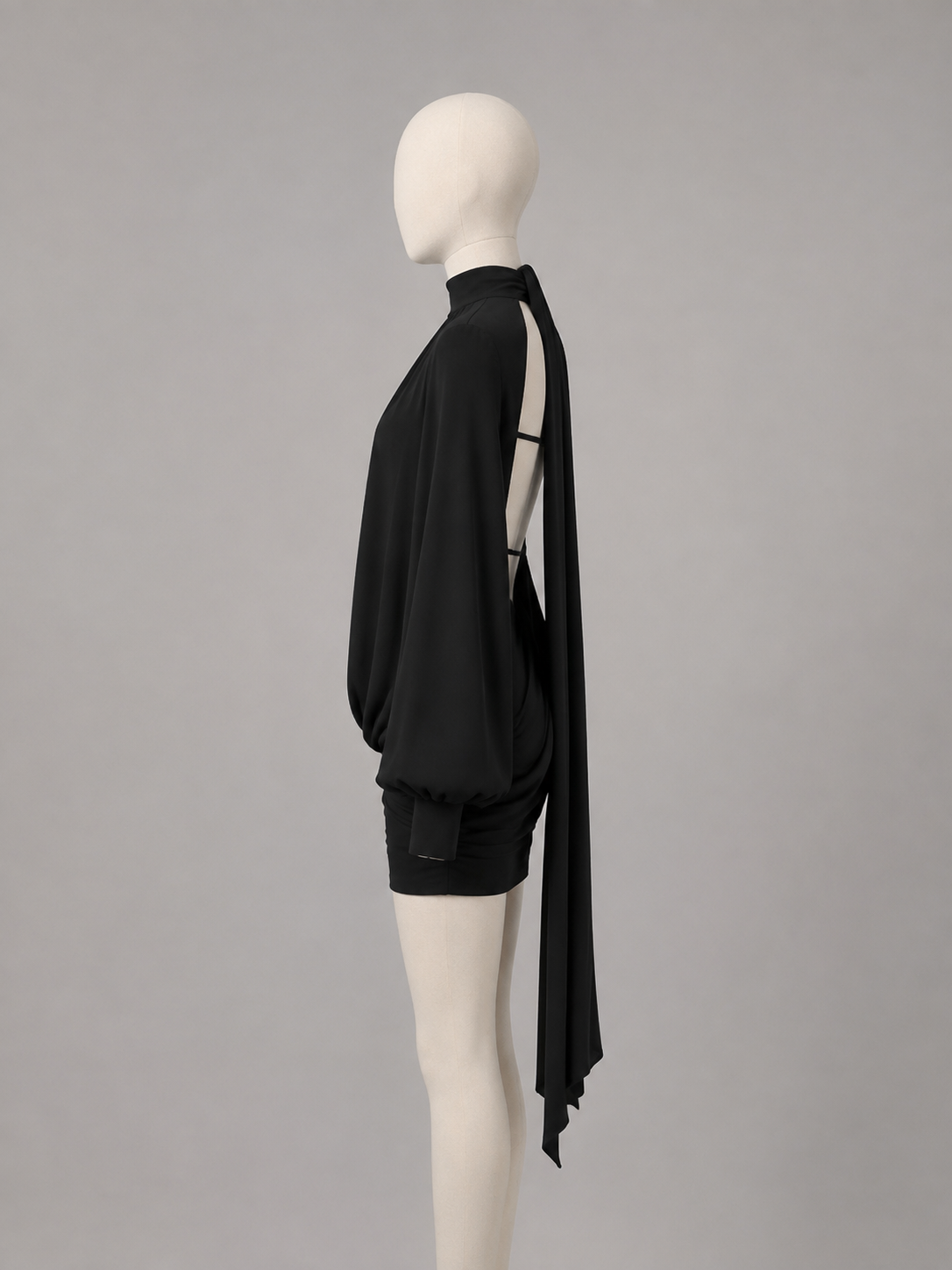 Vestido Curto Preto com Costas Abertas