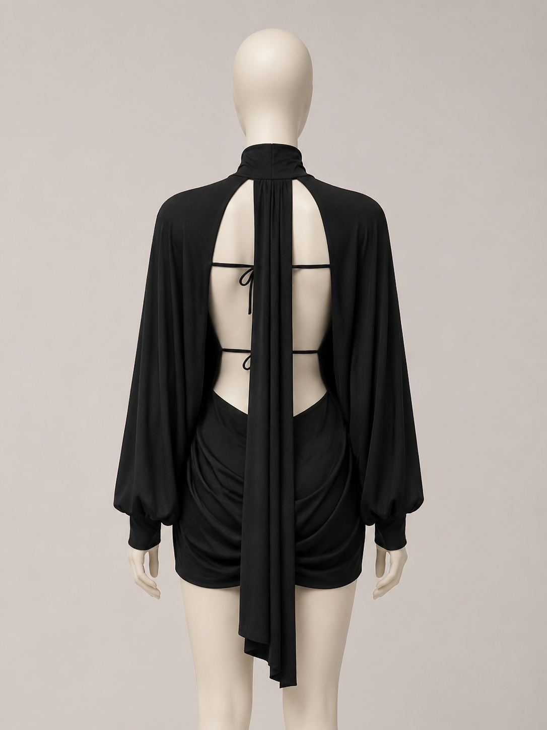 Vestido Curto Preto com Costas Abertas
